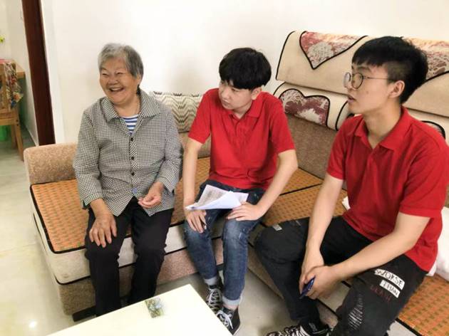 欢笑的老人与志愿者